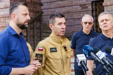 Wicepremier i szef MON Władysław Kosiniak-Kamysz i minister spraw wewnętrznych Tomasz Siemoniak na konferencji prasowej przed komendą wojewódzką Policji przy Podwalu
