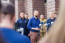 Wicepremier i szef MON Władysław Kosiniak-Kamysz i minister spraw wewnętrznych Tomasz Siemoniak na konferencji prasowej przed komendą wojewódzką Policji przy Podwalu