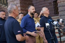 Wicepremier i szef MON Władysław Kosiniak-Kamysz i minister spraw wewnętrznych Tomasz Siemoniak na konferencji prasowej przed komendą wojewódzką Policji przy Podwalu