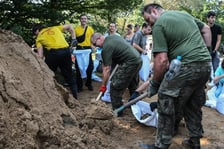 Żołnierze 10 Wrocławskiej Brygady Łączności w akcji na Leśnicy