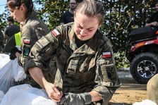 Żołnierze 10 Wrocławskiej Brygady Łączności w akcji na Leśnicy