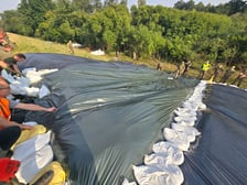 1200 żołnierzy z Wojska Obrony Terytorialnej i Wojskowej Akademii Technicznej, a także 50 strażaków z Państwowej Straży Pożarnej oraz pracownicy MPWiK Wrocłąw podczas akcji zabezpieczania wałów przeciwpowodziowych na Bystrzycy