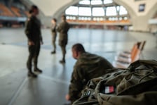 <p>Wojsko pomaga powodzianom z Wrocławia i Dolnego Śląska, żołnierze są zakwaterowani w kompleksie Hali Stulecia</p>