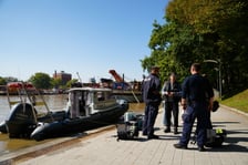 Cztery osoby ewakuowane z Opatowic przypłynęły policyjną łodzią