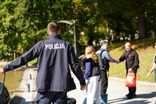 Cztery osoby ewakuowane z Opatowic przypłynęły policyjną łodzią