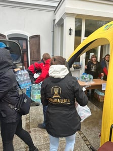 <p>Ekipa Kopalnia Złota w Złotym Stoku organizowała i koordynowała pomoc dla poszkodowanych podczas powodzi</p>