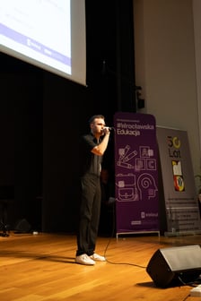 <p>Uroczystość wręczenia dyplom&oacute;w w ramach &bdquo;Wrocławskiego Programu Wspierania Uzdolnionych &ndash; PROMOVERE TALENTA&rdquo; w auli Liceum Og&oacute;lnokształcącego nr XIV</p>