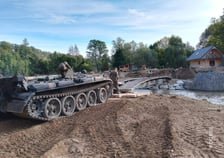 <p>Operacja Feniks. Głuchołazy. Żołnierze pomagają na terenach dotkniętych przez pow&oacute;dź</p>