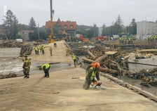 <p>Operacja Feniks. Głuchołazy. Żołnierze pomagają na terenach dotkniętych przez pow&oacute;dź</p>