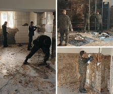 <p>Zniszczony dom dziecka w Kłodzku. Operacja Feniks. Żołnierze pomagają na terenach dotkniętych przez pow&oacute;dź</p>
