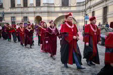 Inauguracja roku akademickiego 2024-2025. Przemarsz i Gaudeamus na wrocławskim Rynku. 1 października 2024 r.