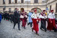Inauguracja roku akademickiego 2024-2025. Przemarsz i Gaudeamus na wrocławskim Rynku. 1 października 2024 r.
