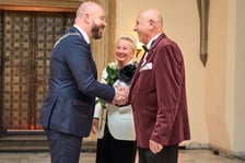 Pary małżeńskie z długoletnim stażem uhonorowane odznaczeniami, uroczystość we wrocławskim ratuszu.