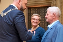 Pary małżeńskie z długoletnim stażem uhonorowane odznaczeniami, uroczystość we wrocławskim ratuszu.