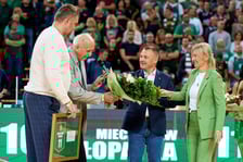 <p>Mirosław Łopatka, Mieczysław Łopatka, Michał Lizak i Renata Granowska; Śląsk - Falco w Hali Stulecia, 2 października 2024</p>