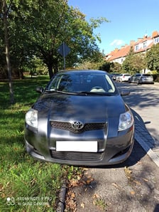<p>Przykłady nieprawidłowo zaparkowanych samochod&oacute;w</p>