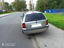 <p>Przykłady nieprawidłowo zaparkowanych samochod&oacute;w</p>