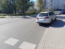 <p>Przykłady nieprawidłowo zaparkowanych samochod&oacute;w</p>