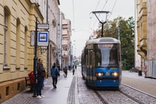 <p>Przystanek "Ossolineum (Uniwersytecka)" na ul. Szewskiej zostanie podniesiony - wsiadanie do tramwaj&oacute;w będzie wygodniejsze</p>