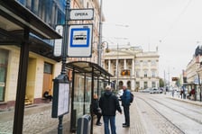 <p>Przystanek "Opera" na pl. Teatralnym zostanie&nbsp;podniesiony - wsiadanie do tramwaj&oacute;w będzie wygodniejsze</p>