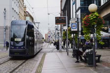 <p>Przystanek "Oławska" na ul. Szewskiej będzie podniesiony - wsiadanie do tramwaj&oacute;w będzie wygodniejsze</p>
