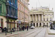 <p>Przystanek "Opera" na pl. Teatralnym zostanie&nbsp;podniesiony - wsiadanie do tramwaj&oacute;w będzie wygodniejsze</p>