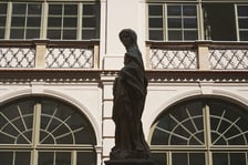 Figura na dziedzińcu przy Kuźniczej 35 podczas wrześniowej renowacji