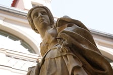 Figura na dziedzińcu przy Kuźniczej 35 podczas wrześniowej renowacji