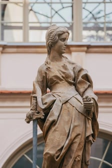 <p>Figura z dziedzińca przy Kuźniczej 35 po wrześniowej renowacji.</p>