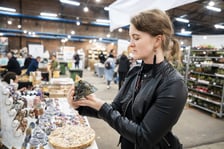 <p>Festiwal Kupuj Świadomie w Czasoprzestrzeni (Zajezdnia Dąbie), czyli moda, kosmetyki, słodkości i rośliny do kupienia</p>