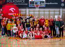 <p>Koszykarki i klub kibica po meczu w Polkowicach</p>