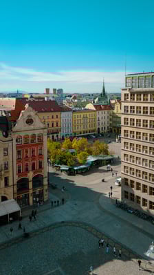 <p>Wrocław z drona. Widok z Rynku na plac Solny&nbsp;</p>