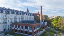 <p>Krasnale na kominie na Bulwarze Staromiejskim we Wrocławiu. Widok na Bulwar</p>