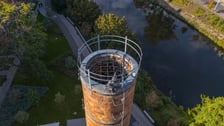 Krasnale na kominie na Bulwarze Staromiejskim we Wrocławiu