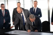 Podpisanie umowy pomiędzy przedstawicielami firm Strabag a Port Lotniczy Wrocław