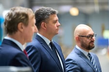 <p>Konferencja po podpisaniu umowy na modernizację Sk&oacute;d 19T. Prezes SAATZ Jarosław Lazurko, wiceprezes MPK Przemysław Nowicki, prezes MPK Witold Woźny</p>