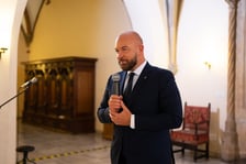 Prezydent Wrocławia Jacek Sutryk podczas uroczystości przyznania stypendiów artystycznych