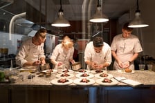 <p>Łukasz Budzik, laureat Kulinarnego Grand Prix Wrocławia, szef kuchni restauracji Miedzy Mostami przy pracy (pierwszy z lewej) z zespołem</p>