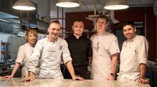 <p>Łukasz Budzik, laureat Kulinarnego Grand Prix Wrocławia, szef kuchni restauracji Miedzy Mostami ze swoim zespołem</p>