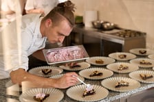 <p>Łukasz Budzik, laureat Kulinarnego Grand Prix Wrocławia, szef kuchni restauracji Miedzy Mostami przy pracy</p>