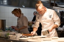 <p>Łukasz Budzik, laureat Kulinarnego Grand Prix Wrocławia, szef kuchni restauracji Miedzy Mostami przy pracy</p>