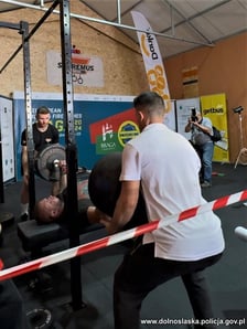 Najsilniejszy policjant w Europie jest na Dolnym Śląsku. Mł. asp. Paweł Dominiak z legnickiej drogówki