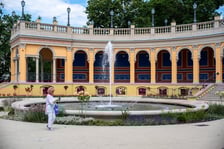 <p>Odrestaurowana loggia i fontanna przed nią w 2024 roku&nbsp;</p>