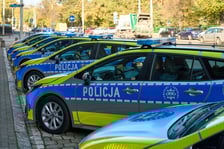 Flota dolnośląskiej policji powiększyła się o 12 pojazdów z napędem hybrydowym