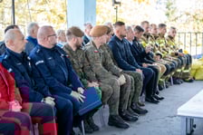Uroczystość zawieszenia grafiki na ścianie
