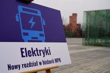 Plansza podczas prezentacji z napisem: "Elektryki. Nowy rozdział w historii MPK."