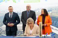 <p>Uroczystość wmurowania kamienia węgielnego pod nowy szpital onkologiczny we Wrocławiu. Dokumenty przy stole podpisuje wiceprezydent Wrocławia - Renata Granowska</p>