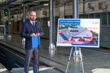 <p>Prezes MPK Witold Woźny podczas konferencji prasowej opowiada o inwestycjkach na zajezdni Borek&nbsp;</p>