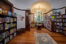Biblioteka przy Jesiennej (Krzyki-Partynice) jesienią 2023 roku