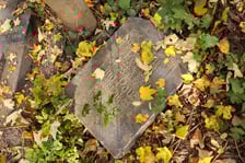 <p>Stele odkryte na gruzowisku na cmentarzu przy ul. Krzyckiej na Krzykach</p>